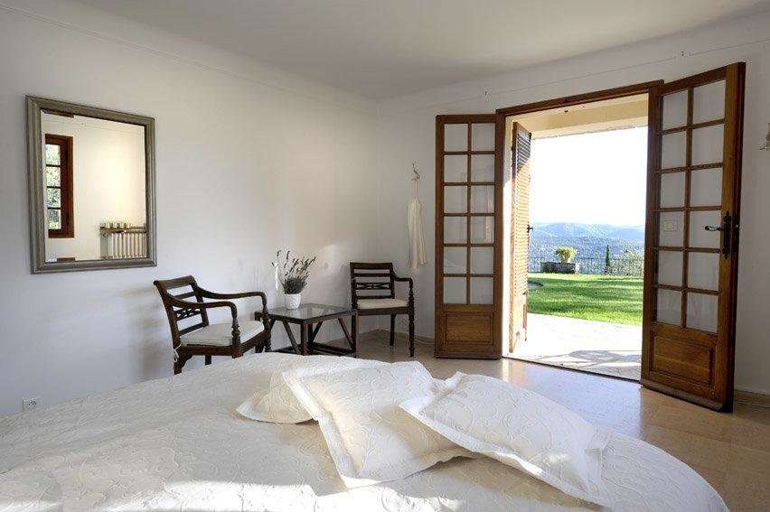 Charming, spacious and authentic Provencal style property with a total of 1