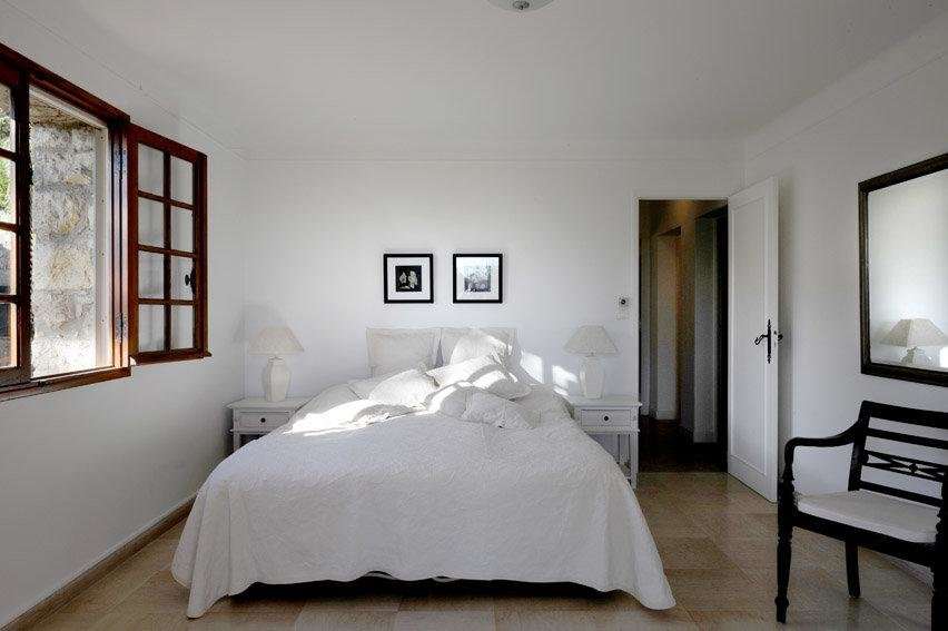 Charming, spacious and authentic Provencal style property with a total of 1