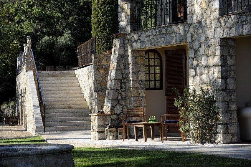 Charming, spacious and authentic Provencal style property with a total of 1