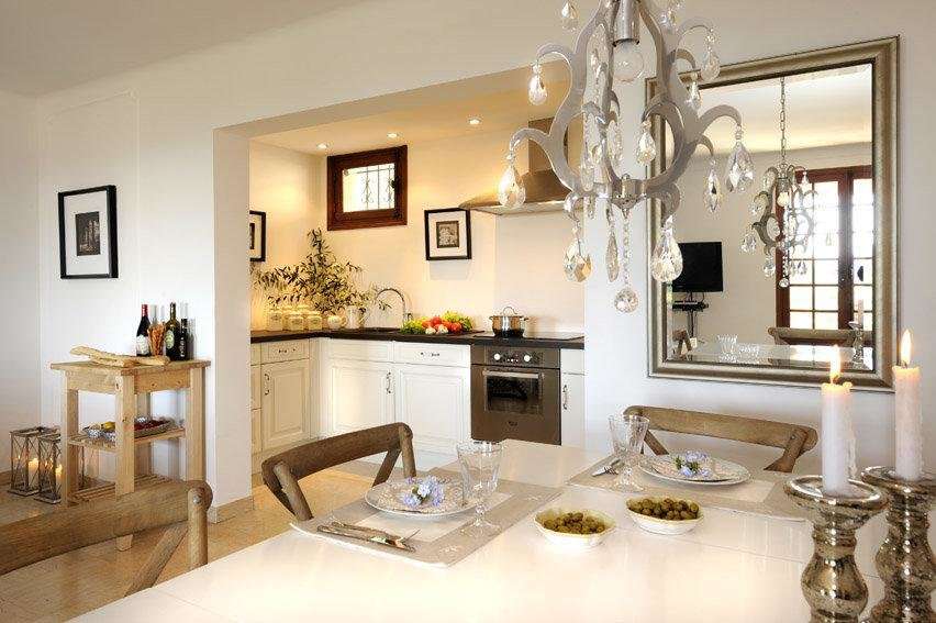 Charming, spacious and authentic Provencal style property with a total of 1