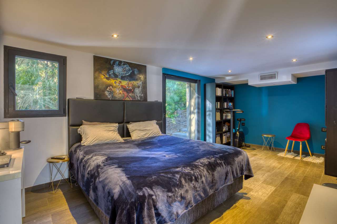 Modern and spacious 5 bedroom villa, ideally situated within a quiet reside