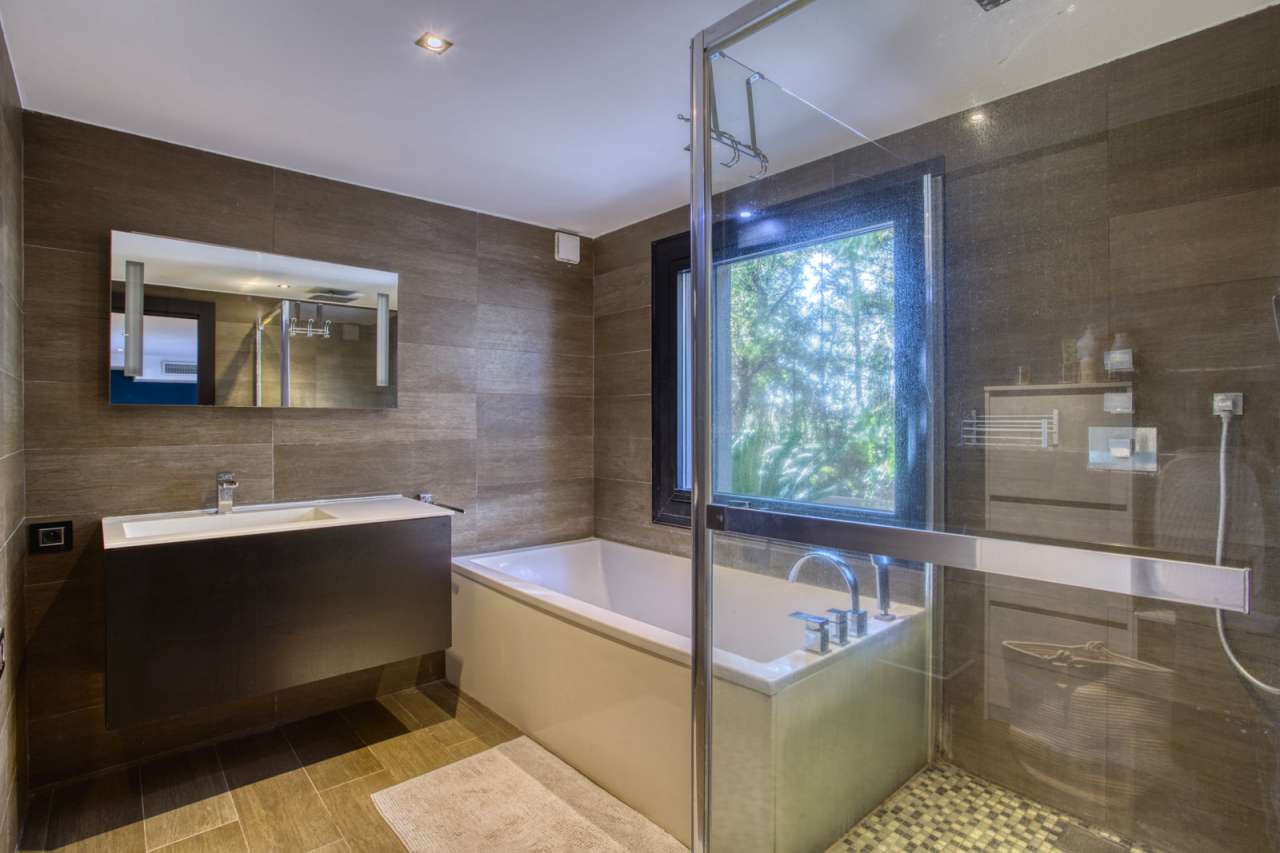 Modern and spacious 5 bedroom villa, ideally situated within a quiet reside