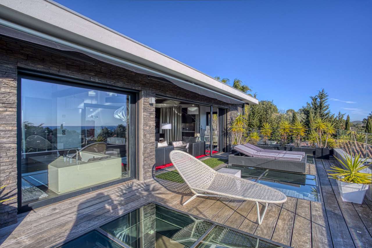 Modern and spacious 5 bedroom villa, ideally situated within a quiet reside