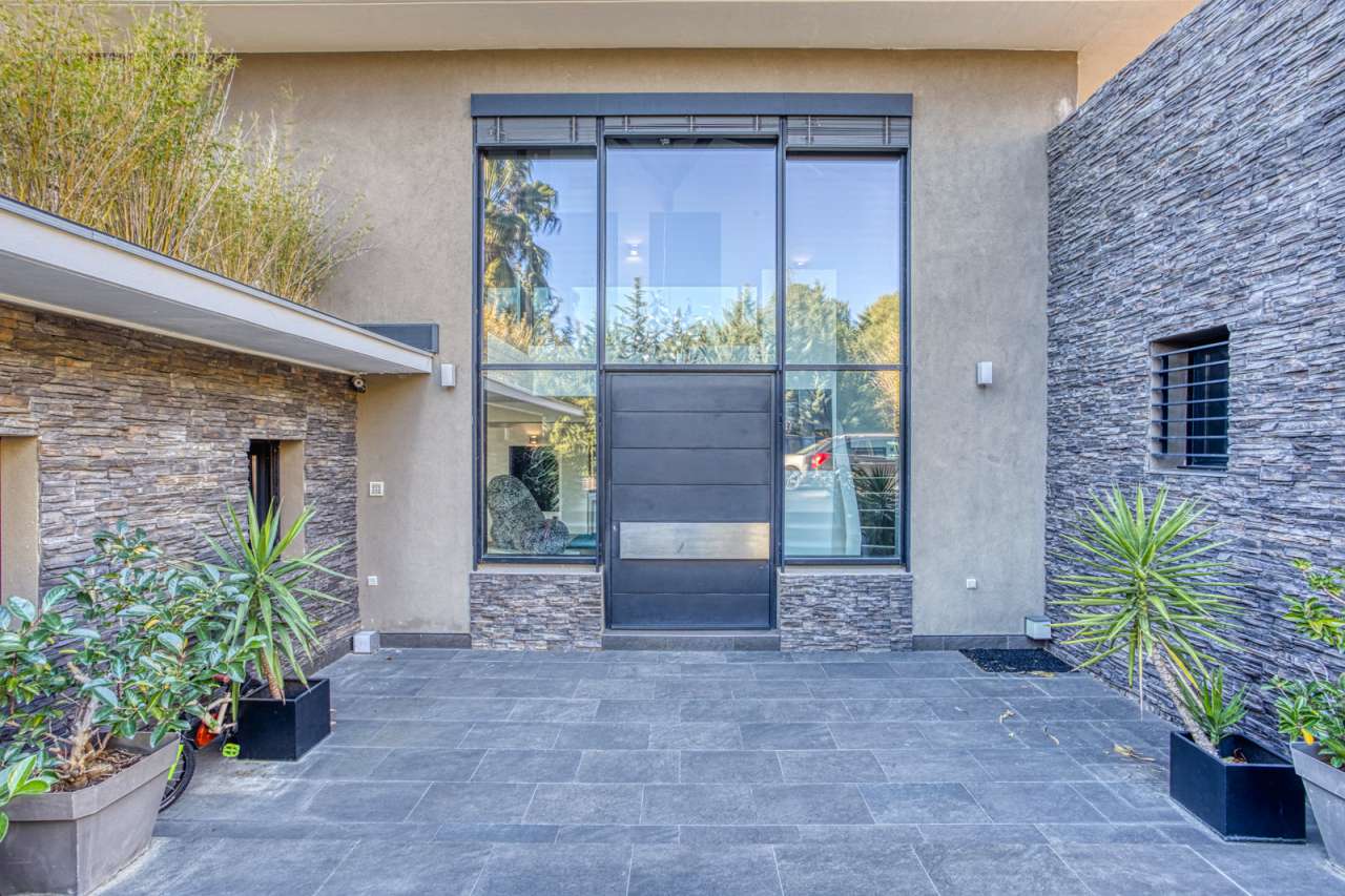 Modern and spacious 5 bedroom villa, ideally situated within a quiet reside