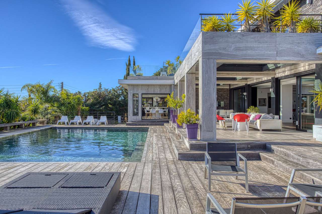 Modern and spacious 5 bedroom villa, ideally situated within a quiet reside