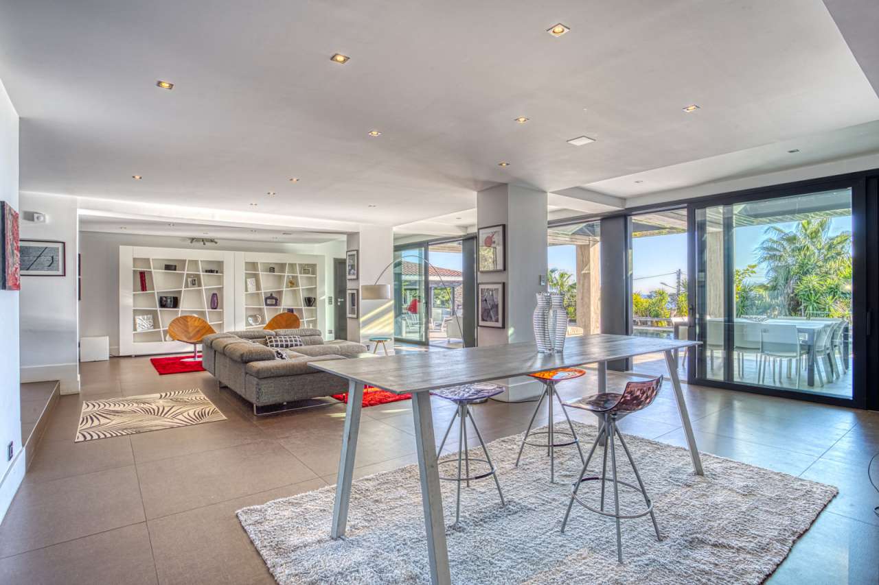 Modern and spacious 5 bedroom villa, ideally situated within a quiet reside