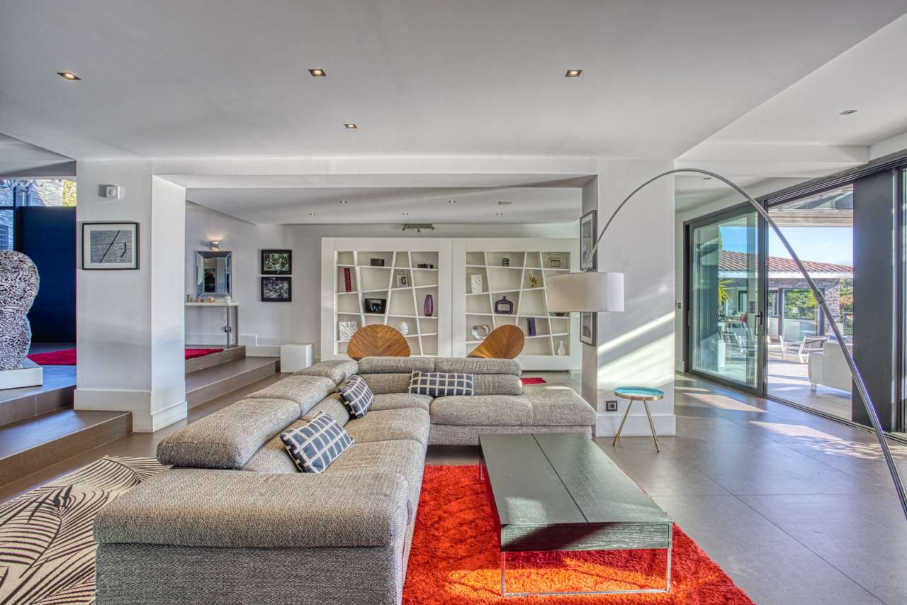 Modern and spacious 5 bedroom villa, ideally situated within a quiet reside