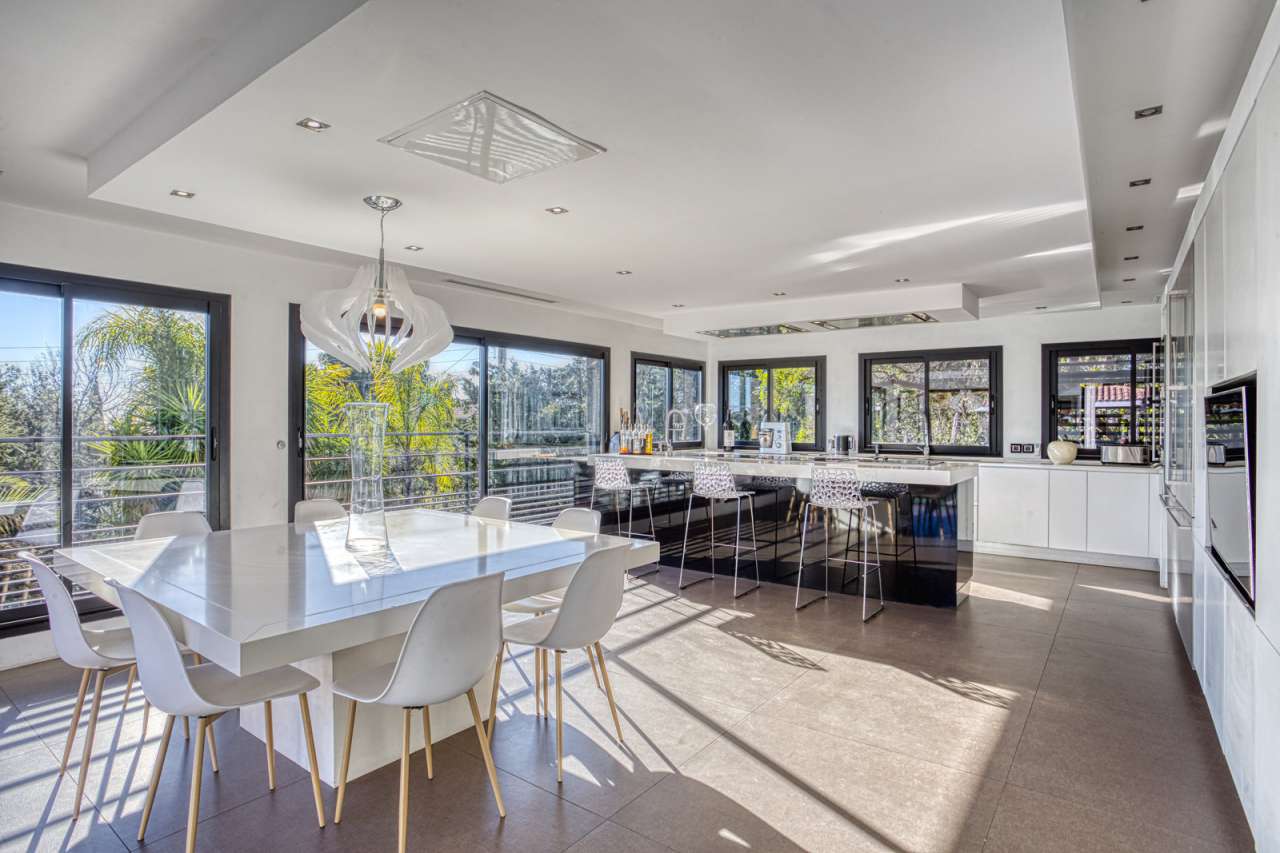 Modern and spacious 5 bedroom villa, ideally situated within a quiet reside