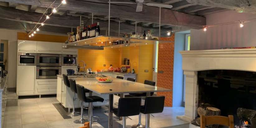 Surrounded by 150 hectares of land with magnificent lake of 2.5 hectares, i