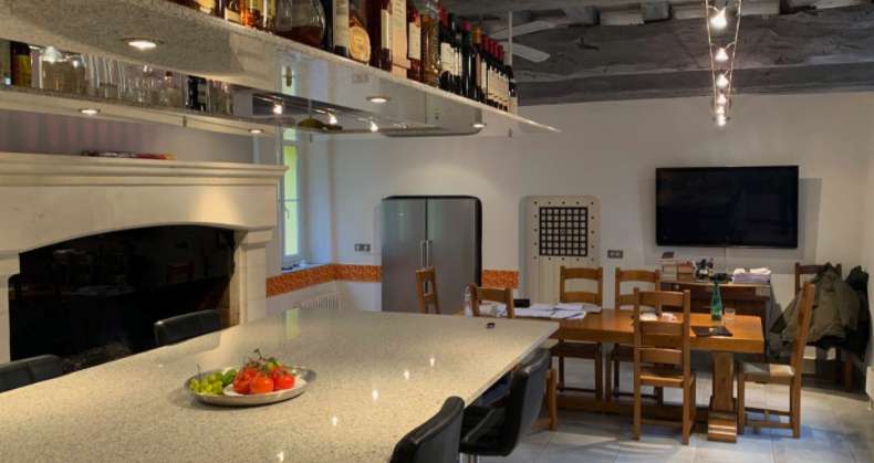 Surrounded by 150 hectares of land with magnificent lake of 2.5 hectares, i