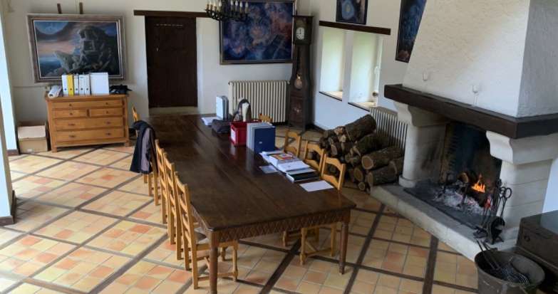 Surrounded by 150 hectares of land with magnificent lake of 2.5 hectares, i