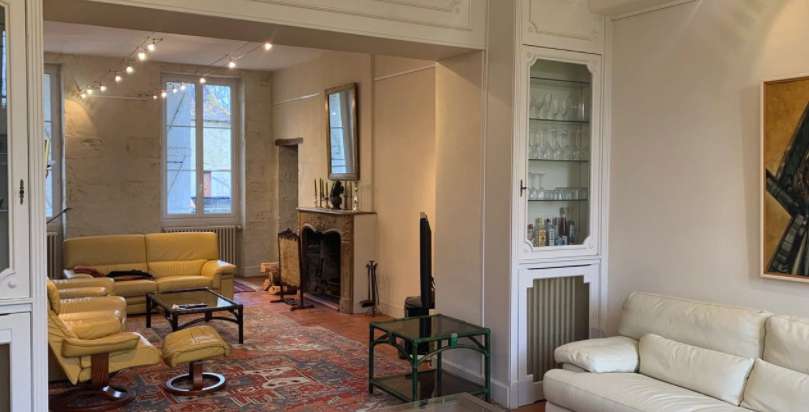 Surrounded by 150 hectares of land with magnificent lake of 2.5 hectares, i