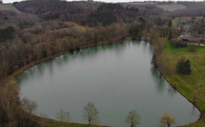 Surrounded by 150 hectares of land with magnificent lake of 2.5 hectares, i
