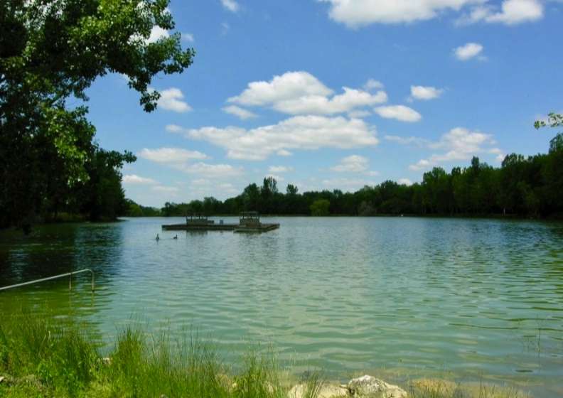 Surrounded by 150 hectares of land with magnificent lake of 2.5 hectares, i