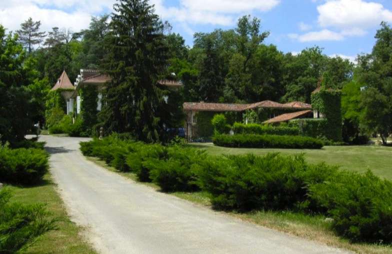 Surrounded by 150 hectares of land with magnificent lake of 2.5 hectares, i