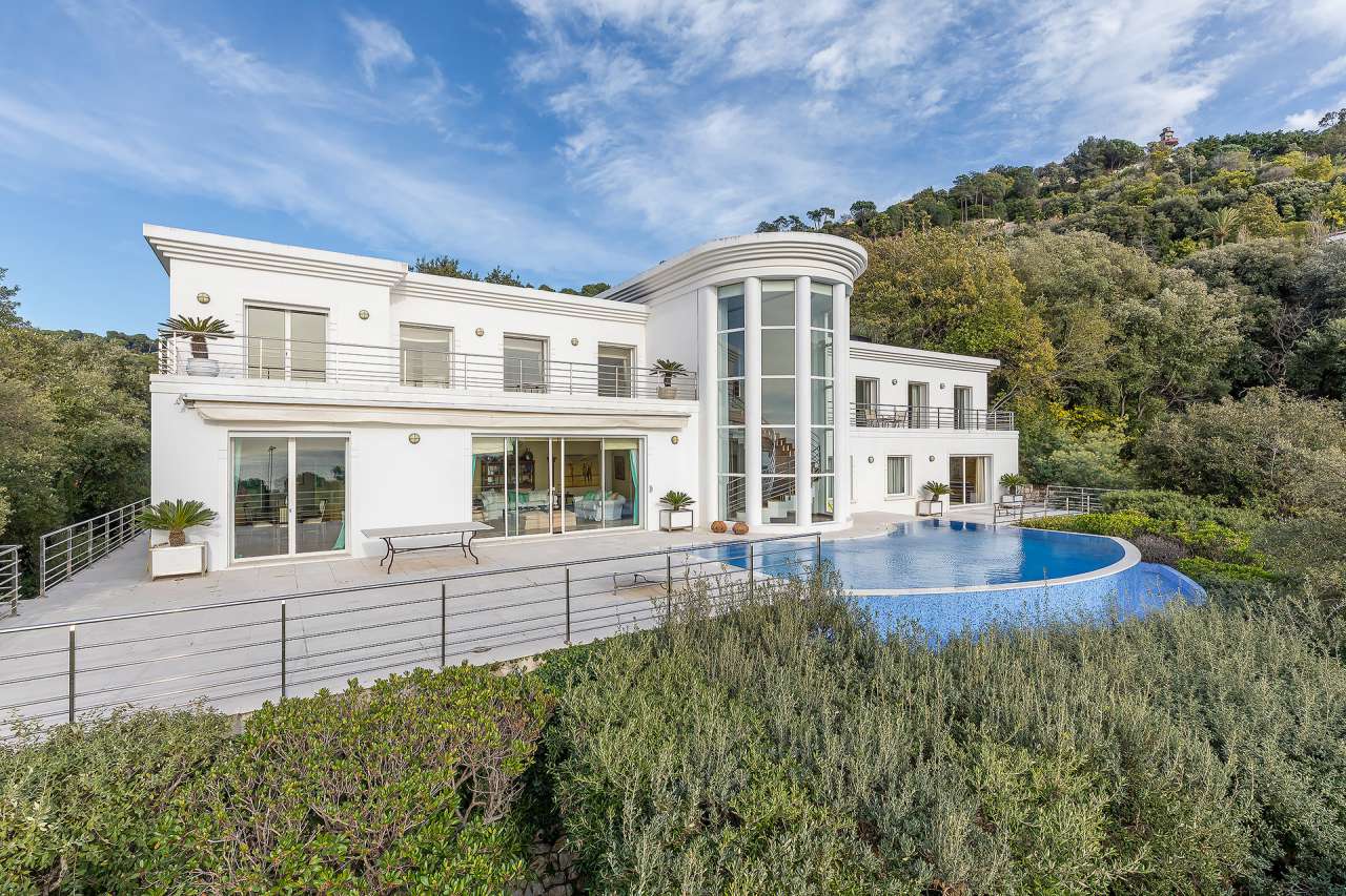 Luxurious 6 bedroom villa ideally situated within an excellent setting in a