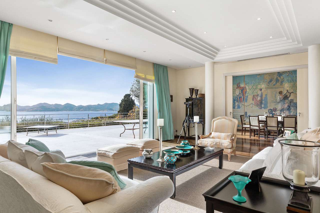 Luxurious 6 bedroom villa ideally situated within an excellent setting in a