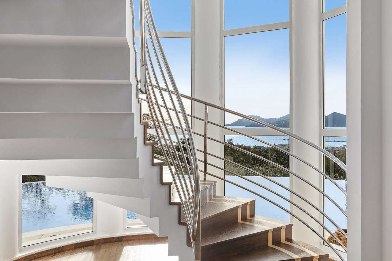 Luxurious 6 bedroom villa ideally situated within an excellent setting in a