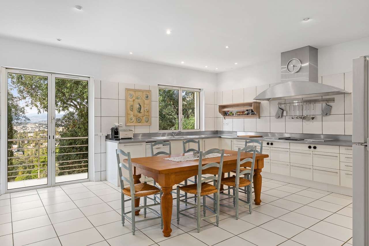 Luxurious 6 bedroom villa ideally situated within an excellent setting in a