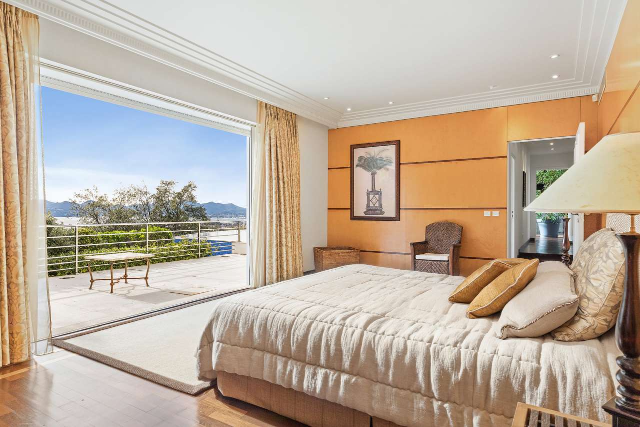 Luxurious 6 bedroom villa ideally situated within an excellent setting in a