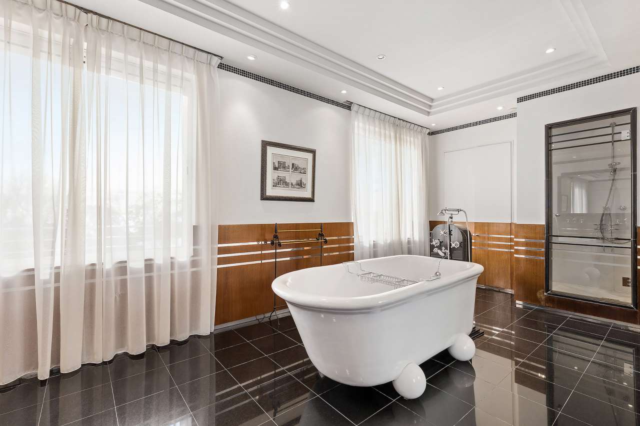 Luxurious 6 bedroom villa ideally situated within an excellent setting in a