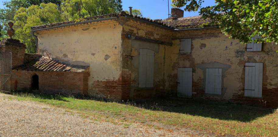 Fabulous 15th century 5 bedroom French Chateau with separate 3 bedroom hous