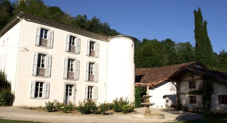 Beautiful 16th century French Chateau with Gites and private lake, nestling