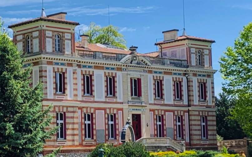Outstanding and beautifully renovated 10 bedroom historical Chateau with po