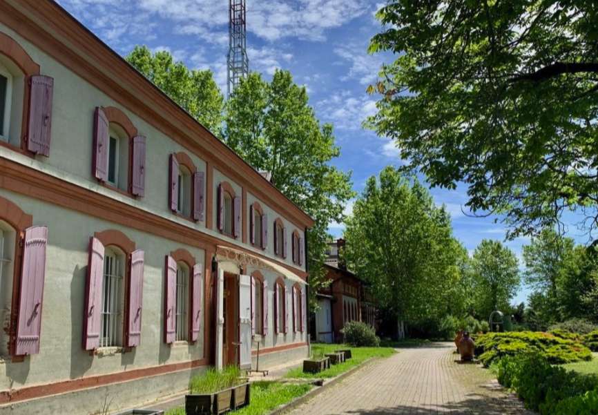 Outstanding and beautifully renovated 10 bedroom historical Chateau with po