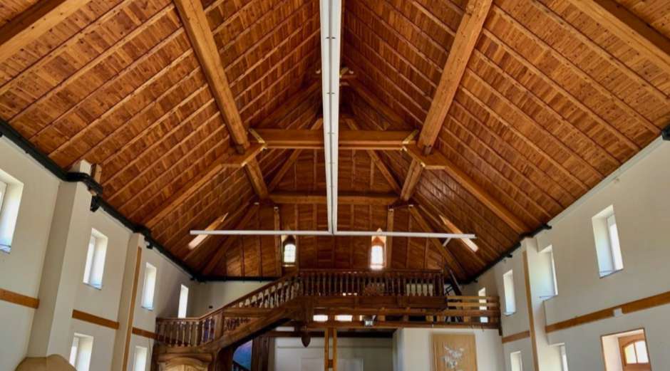 Outstanding and beautifully renovated 10 bedroom historical Chateau with po