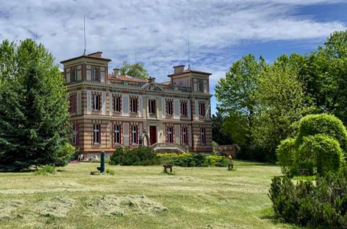 Outstanding and beautifully renovated 10 bedroom historical Chateau with po