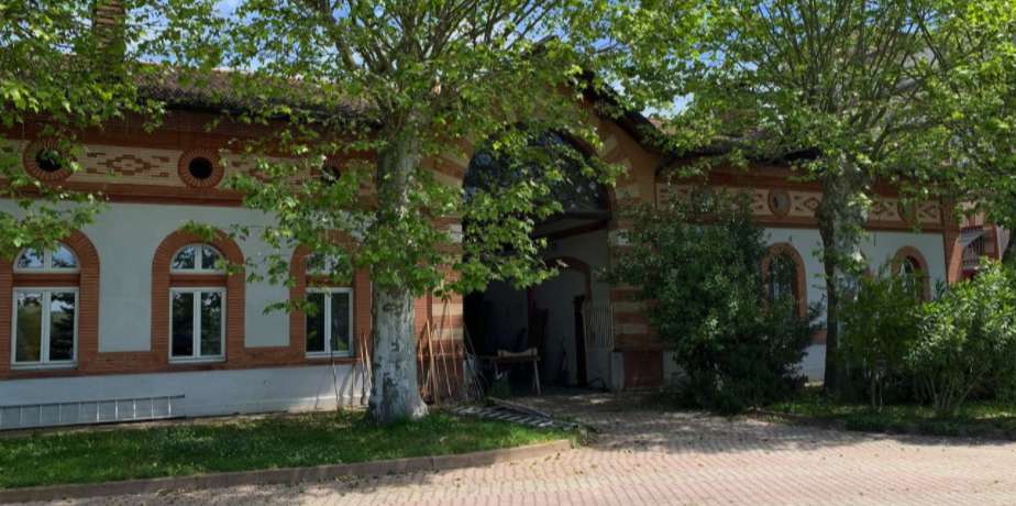 Outstanding and beautifully renovated 10 bedroom historical Chateau with po