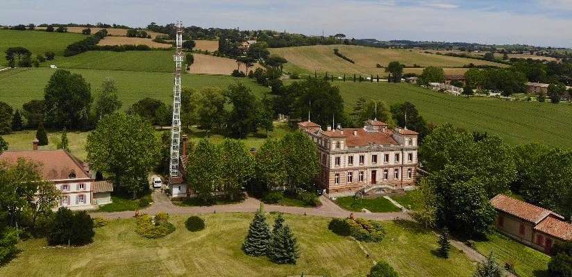 Outstanding and beautifully renovated 10 bedroom historical Chateau with po
