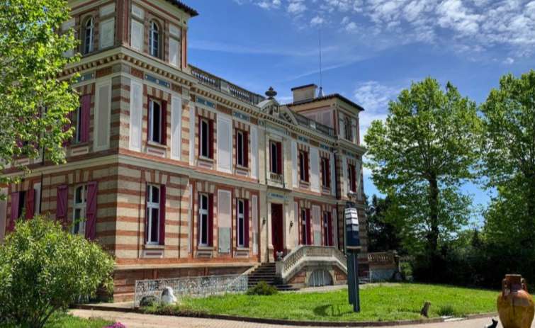 Outstanding and beautifully renovated 10 bedroom historical Chateau with po