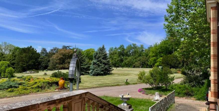 Outstanding and beautifully renovated 10 bedroom historical Chateau with po