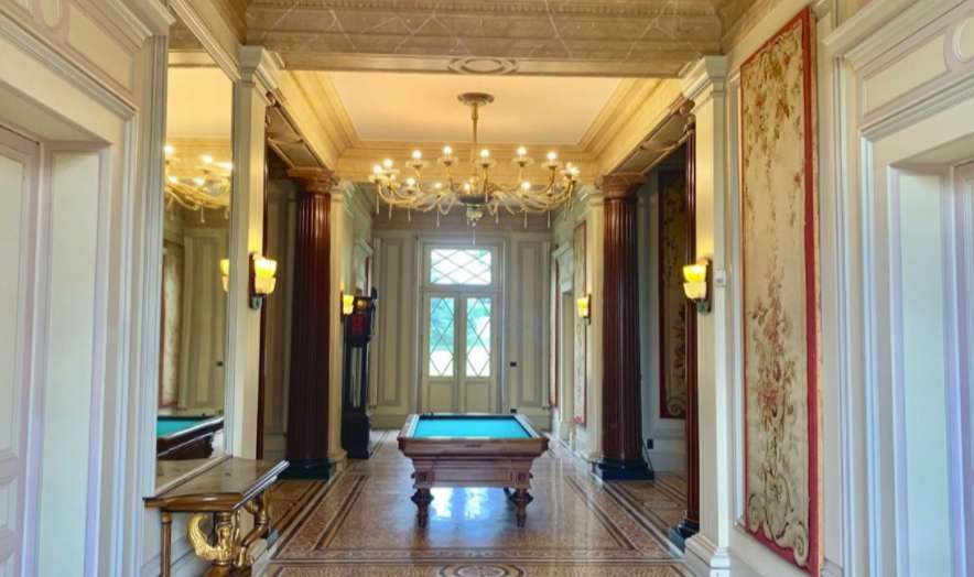 Outstanding and beautifully renovated 10 bedroom historical Chateau with po