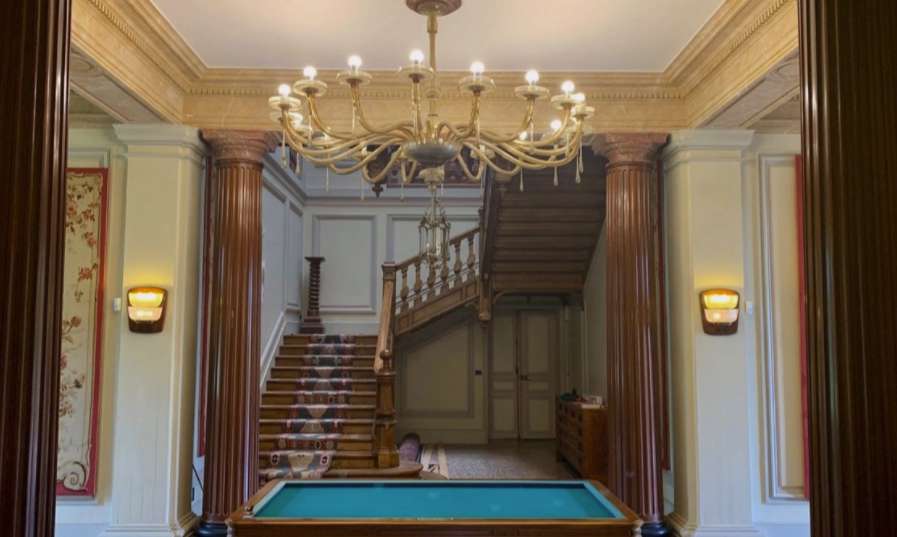 Outstanding and beautifully renovated 10 bedroom historical Chateau with po