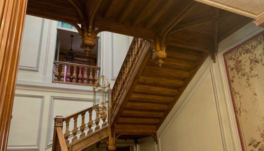 Outstanding and beautifully renovated 10 bedroom historical Chateau with po