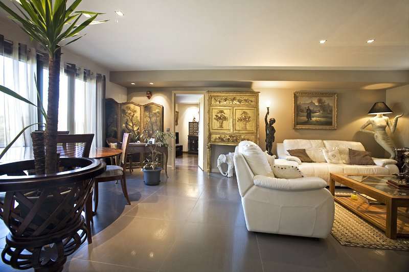 Full of character is this beautiful 6 bedroom house with indoor and outdoor