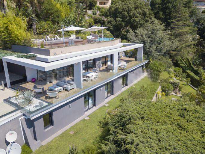 Exceptional contemporary and luxurious 5 bedroom villa with amazing infinit