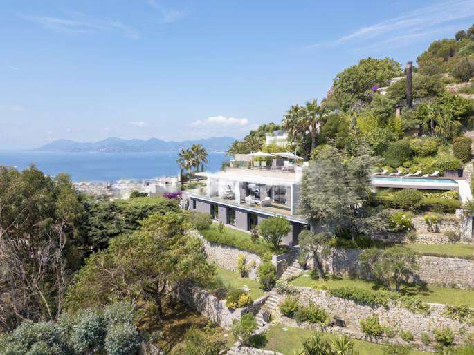 Exceptional contemporary and luxurious 5 bedroom villa with amazing infinit