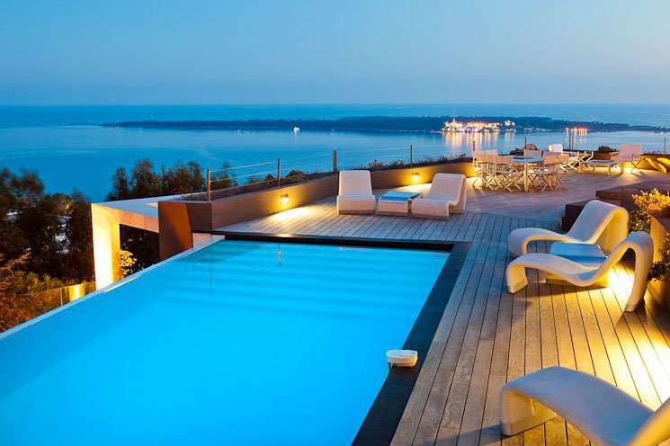 Exceptional contemporary and luxurious 5 bedroom villa with amazing infinit