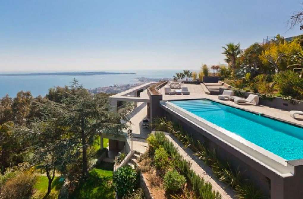 Exceptional contemporary and luxurious 5 bedroom villa with amazing infinit