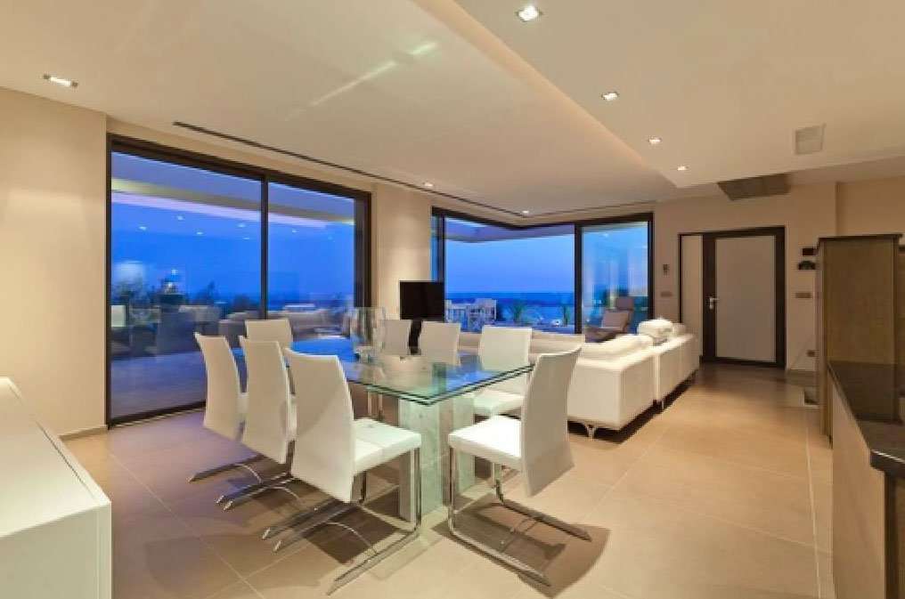 Exceptional contemporary and luxurious 5 bedroom villa with amazing infinit