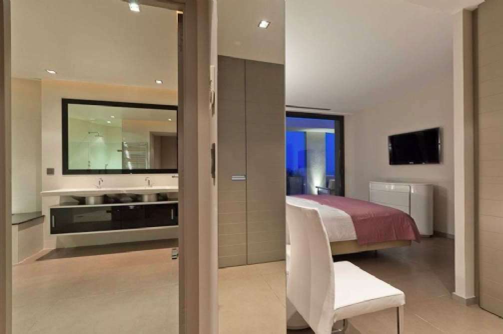 Exceptional contemporary and luxurious 5 bedroom villa with amazing infinit