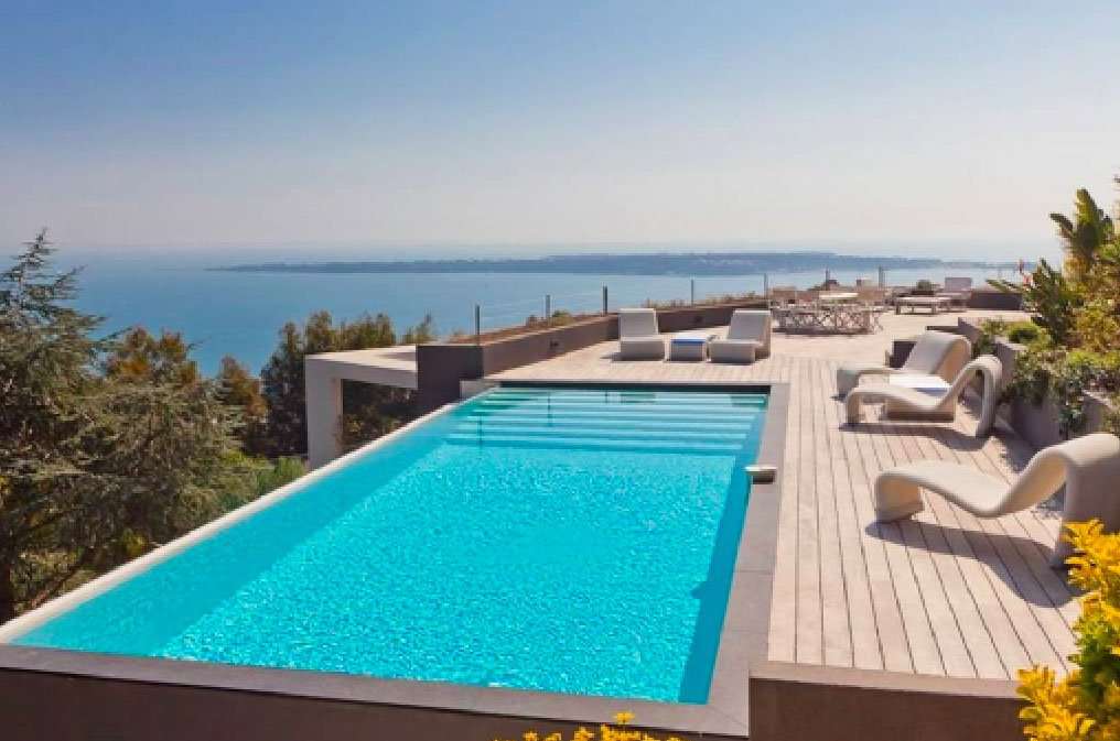 Exceptional contemporary and luxurious 5 bedroom villa with amazing infinit