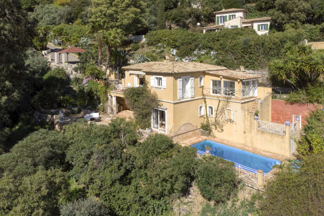Beautiful 4 bedroom villa, ideally situated on the top of Cavalaire sur Mer
