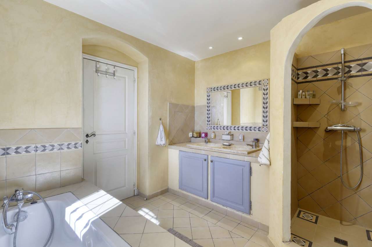 Beautiful 4 bedroom villa, ideally situated on the top of Cavalaire sur Mer