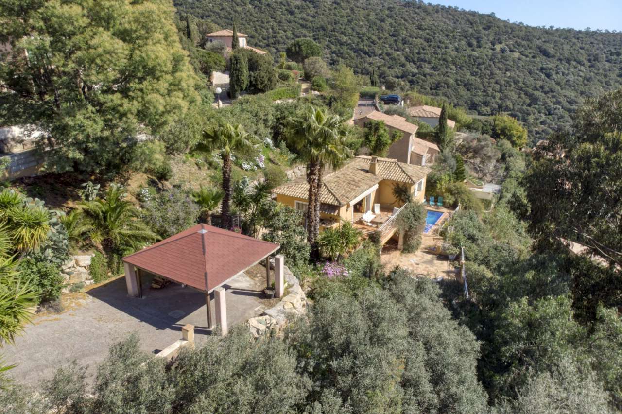 Beautiful 4 bedroom villa, ideally situated on the top of Cavalaire sur Mer