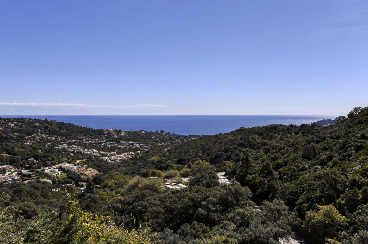 Beautiful 4 bedroom villa, ideally situated on the top of Cavalaire sur Mer